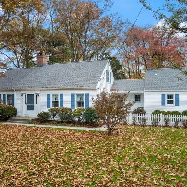 FAMILY HOME AND RETREAT ON THE SCENIC BRANFORD RIVER
