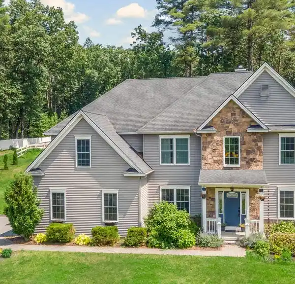 LUXURY FARMHOUSE RETREAT WITH HORSE FACILITIES