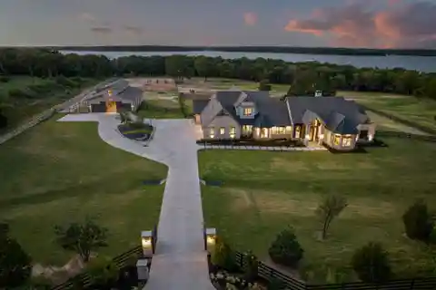 Understated Elegance on 8.4 Pastoral Acres