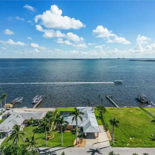 BEAUTIFUL BAYFRONT HOME IN ST. JAMES CITY