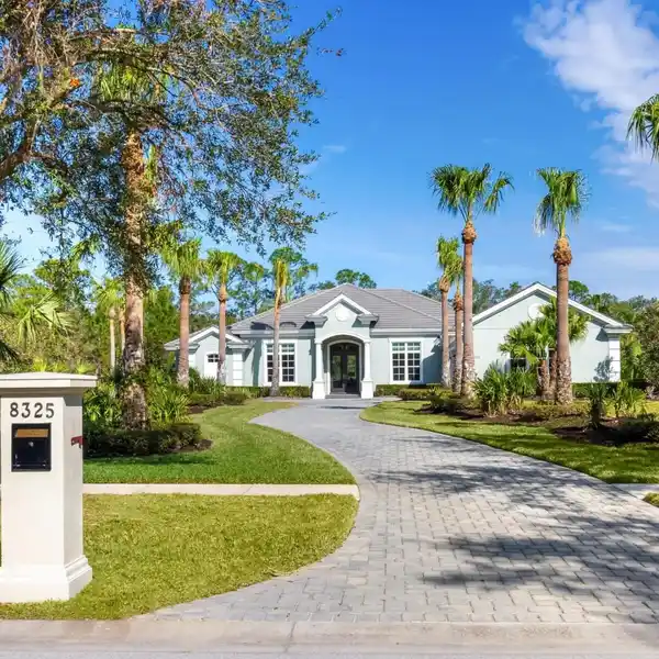 A MASTERPIECE OF LUXURY AND MODERN DESIGN