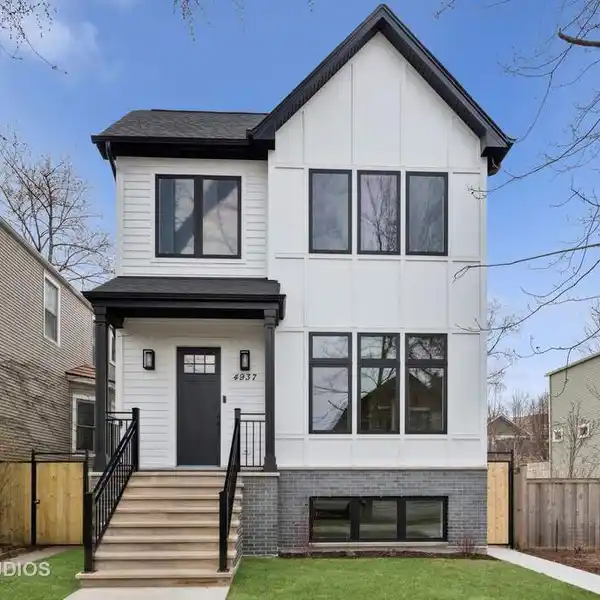 MODERN LUXURY IN A PRIME LOCATION