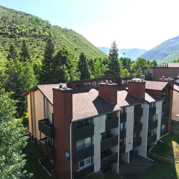 TOP-FLOOR CORNER RESIDENCE ON GORE CREEK