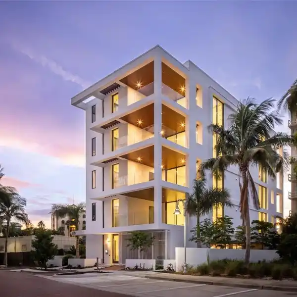 FULL-FLOOR RESIDENCE IN BRAND NEW EN POINTE