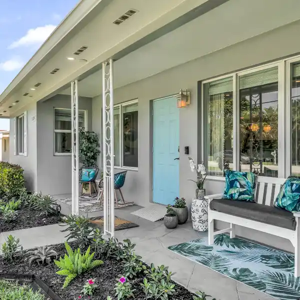 CHARMING LAKEFRONT HOME