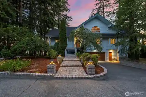 Lakefront Elegance with Flat Bank Waterfront