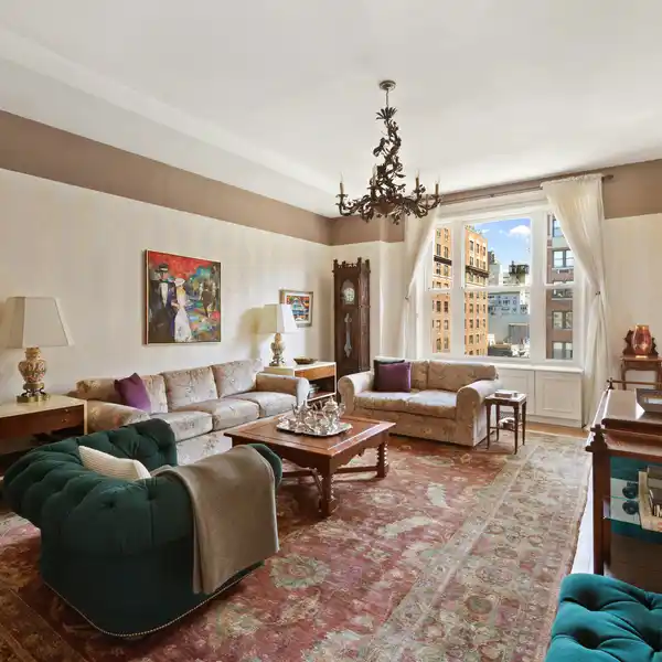 RARE CORNER RESIDENCE WITH PARK AVENUE VIEWS