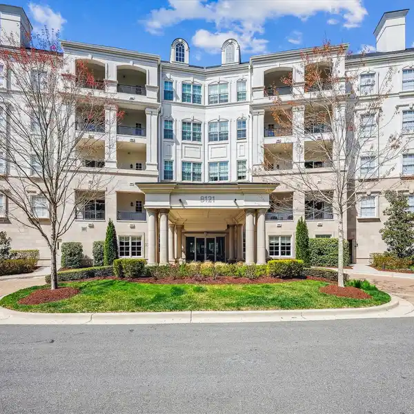EXCEPTIONAL CONTEMPORARY MID-RISE APARTMENT
