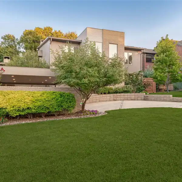 SOPHISTICATED LIVING WITH SHOWSTOPPING DESIGN