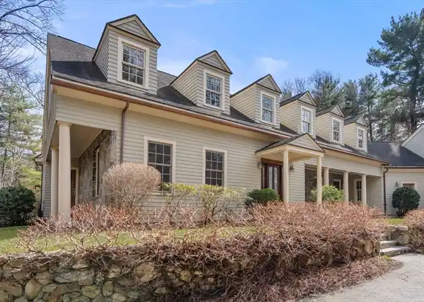 DISTINGUISHED HOME NEAR WESTON GOLF CLUB