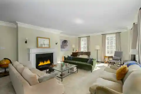 12-Room Classic in Elegantly Renovated Condition