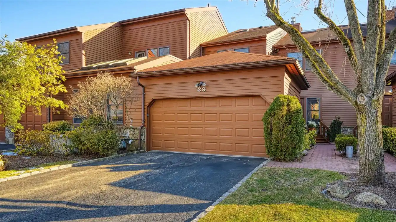 Exquisitely Renovated Townhouse in the Hunt Club