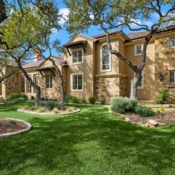 TIMELESS TEXAS CHARM MEETS MODERN SOPHISTICATION