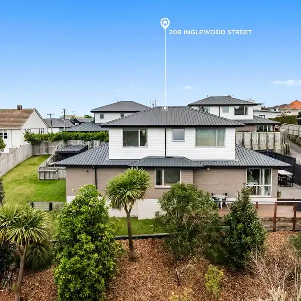 INVITING AND BEAUTIFULLY MAINTAINED RESIDENCE