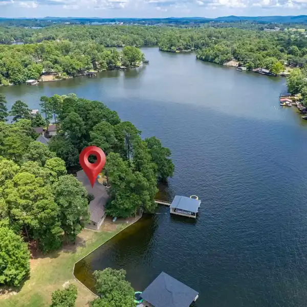 BEAUTIFULLY DESIGNED LAKE RETREAT