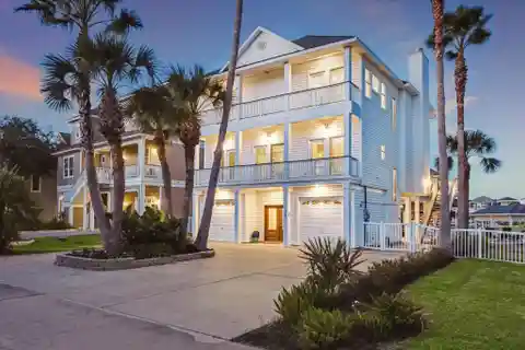 Dream Retreat in Prestigious Laffites Cove