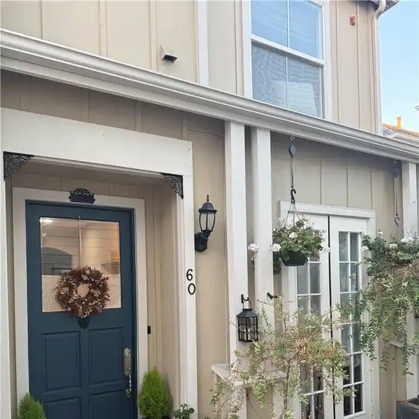 MODERN COASTAL TOWNHOME WITH ELEGANT INDOOR-OUTDOOR FLOW