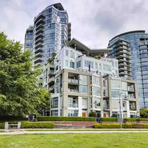 LUXURY LIVING IN AWARD-WINNING COLUMBUS