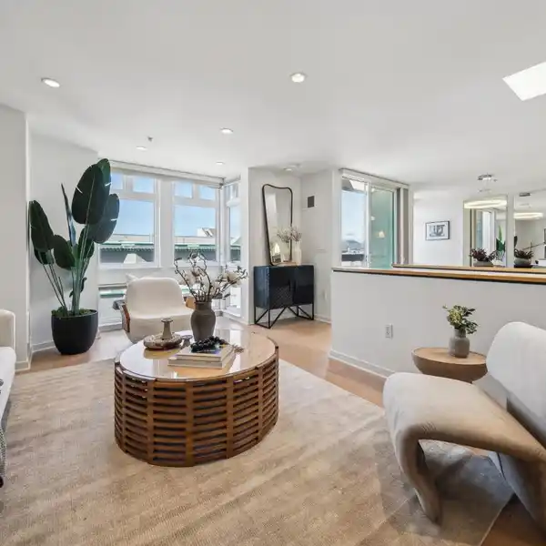 TOP-FLOOR CONDO IN THE MARINA DISTRICT