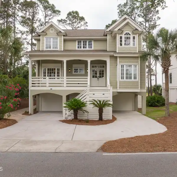 FRIPP ISLAND ESCAPE WITH STUNNING VISTA DECK
