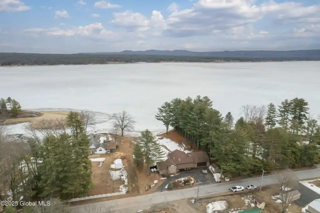 Stunning Lakeside Home on the Great Sacandaga