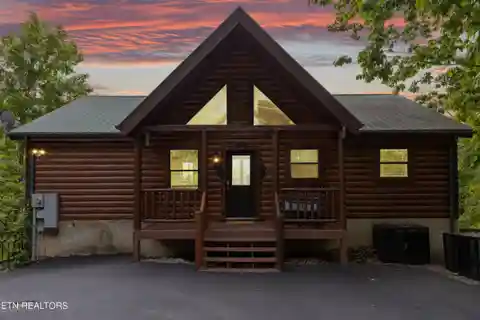 Timeless Log Cabin with Breathtaking Mountain View