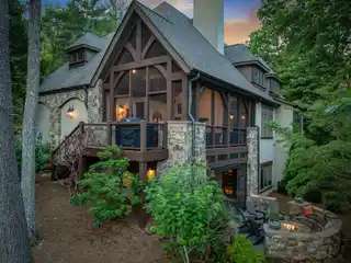Charming Cottage in the Cliffs at Walnut Cove