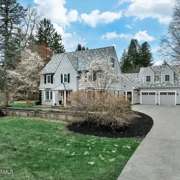 AMERICAN SHINGLE STYLE OLD LOUDONVILLE BEAUTY