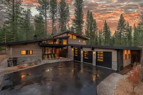 Forest-View Decks and Treetop Sun-Filled Family Room