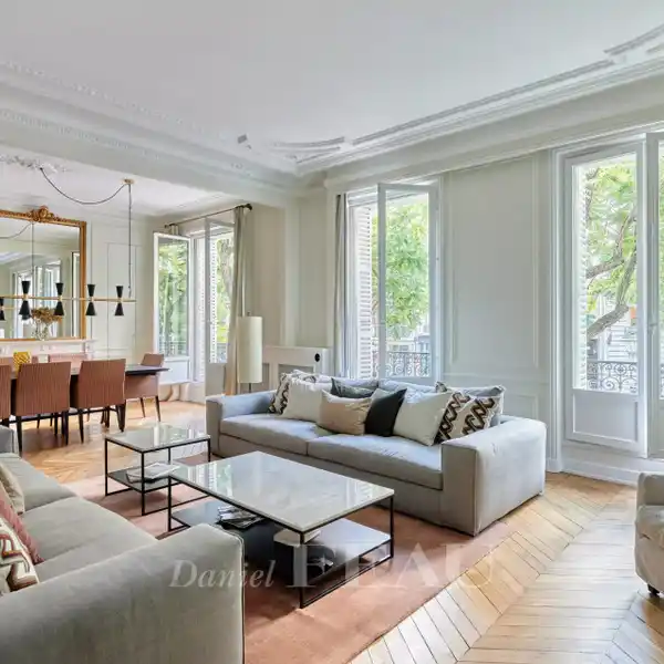 RENOVATED THREE BEDROOM APARTMENT