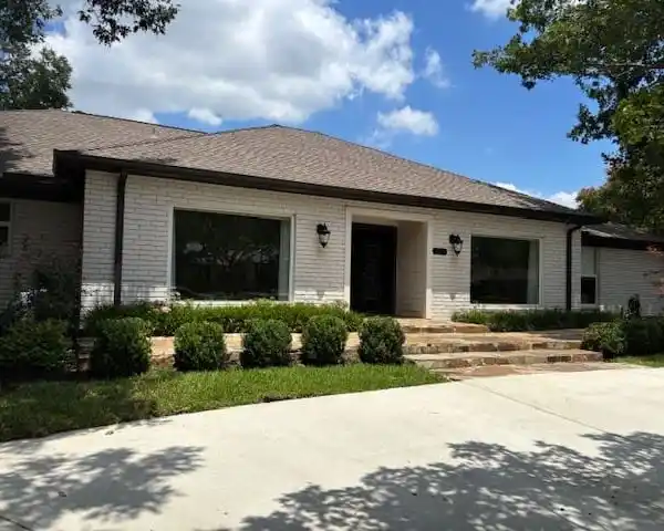 STUNNING ONE-STORY HOME BEAUTIFULLY UPDATED