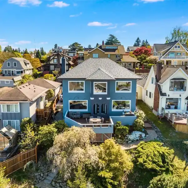 BEAUTIFUL HOME WITH AMAZING BAY VIEWS