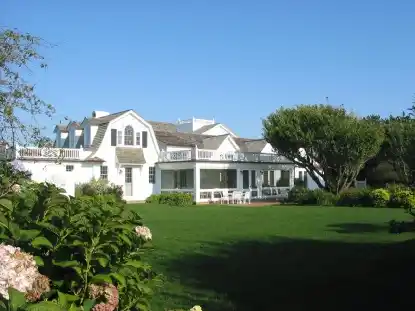 ELEGANT HOME IN TRANQUIL SETTING WITH PRIVATE OCEAN ACCESS