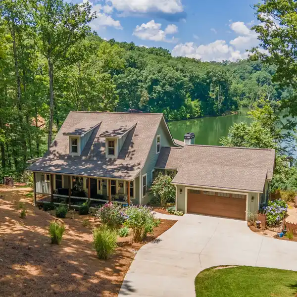 ULTIMATE LAKEFRONT RETREAT