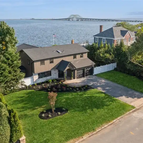 BAYFRONT BEAUTY IN OAKNECK ESTATES