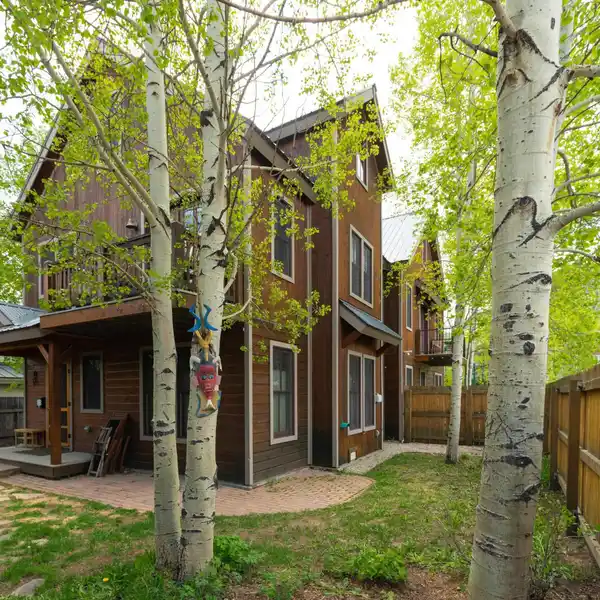 STUNNING HIGH-END TOWNHOME