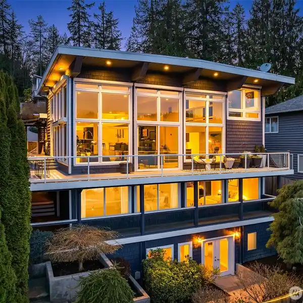 SPECTACULAR LAKE SAMMAMISH VIEW HOME