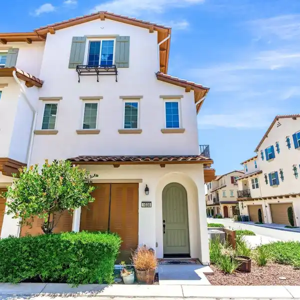 EXQUISITE END-UNIT TOWNHOUSE-STYLE CONDO IN GALE RANCH