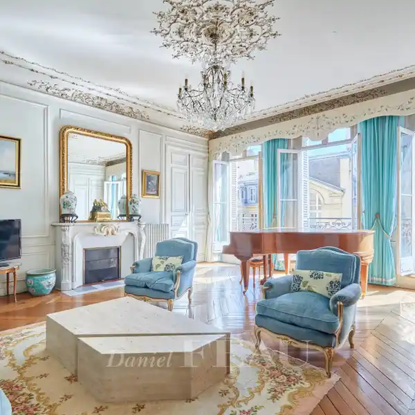 ELEGANT SOUTH-FACING APARTMENT WITH CONTINUOUS BALCONY