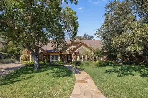 Expansive Residence at the End of a Private Cul-De-Sac