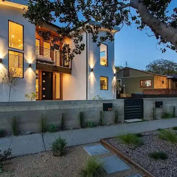 NEARLY NEW MODERN COMPOUND