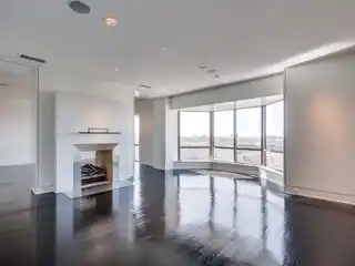 Gorgeous Oversized Unit at the Crestpark in Highland Park