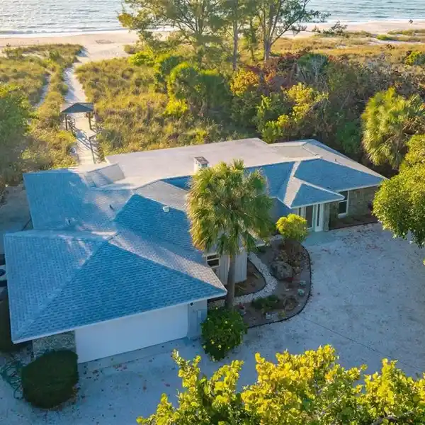 IMPRESSIVE GULF-FRONT PROPERTY