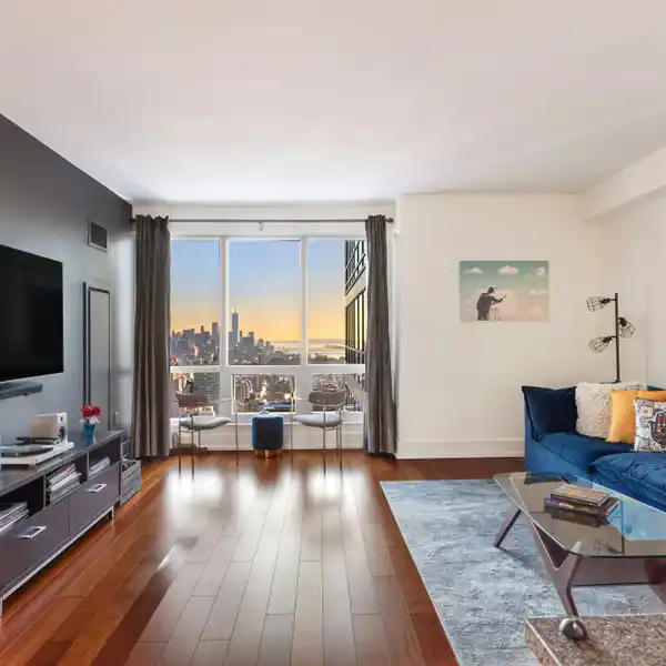 SHOW-STOPPING ONE BEDROOM CONDO IN MINT CONDITION