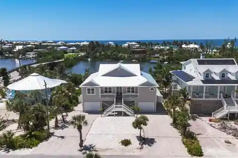 Luxury and Traditional Charm on Palm Island