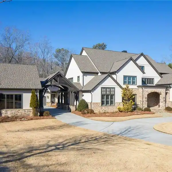 RESPLENDENT TRADITIONAL-STYLE HOME IN RIVER CLUB