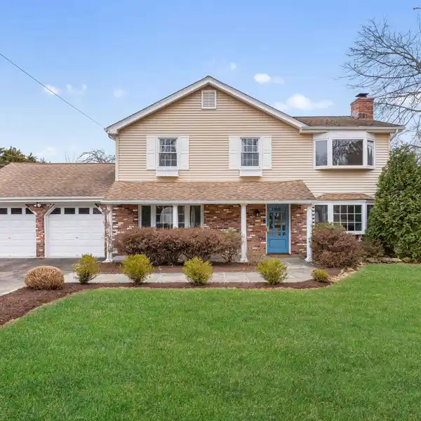 ELEGANT CENTER HALL COLONIAL IN COVETED SHIPPAN POINT