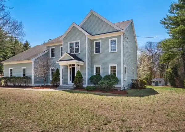 STYLISHLY UPDATED YOUNG COLONIAL IN PRISTINE CONDITION