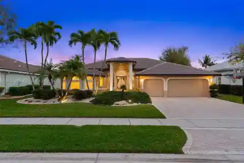 Gorgeous Waterfront Pool Home in the Heart of Coral Springs