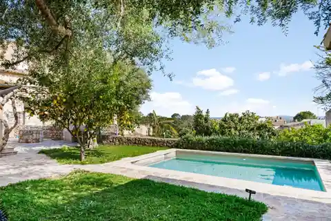 Beautiful Townhouse with a Pool and a Guest House